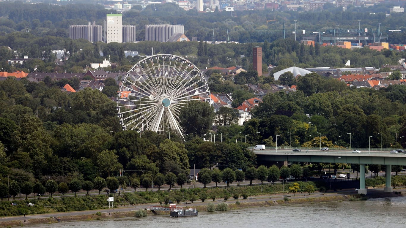 Riesenrad am Kölner Zoo: Auch in diesem Jahr wird wieder ein Riesenrad am Kölner Zoo aufgebaut.