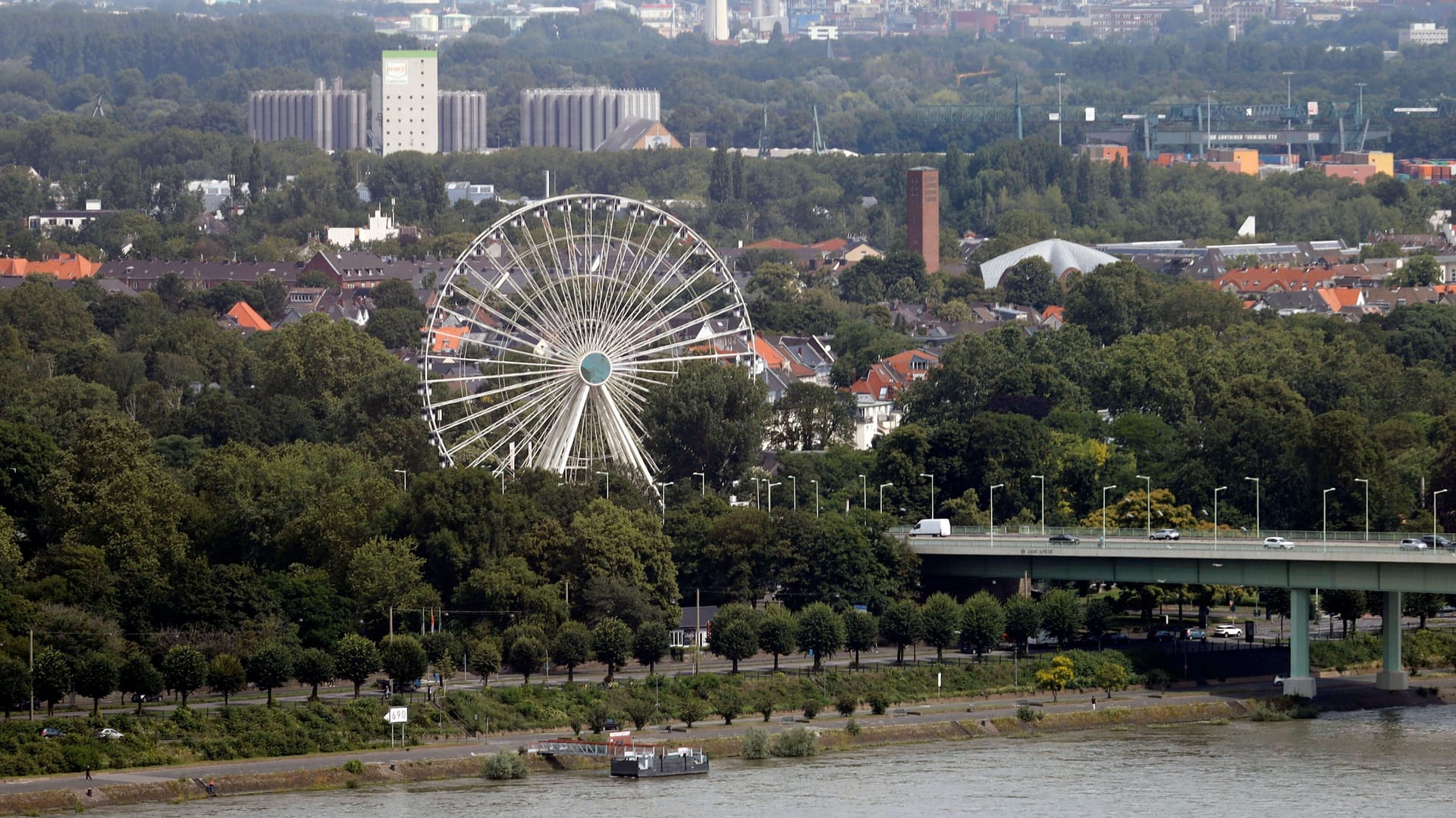 Riesenrad am Kölner Zoo: Auch in diesem Jahr wird wieder ein Riesenrad am Kölner Zoo aufgebaut. Riesenrad am Kölner Zoo: Auch in diesem Jahr wird wieder ein Riesenrad am Kölner Zoo aufgebaut.