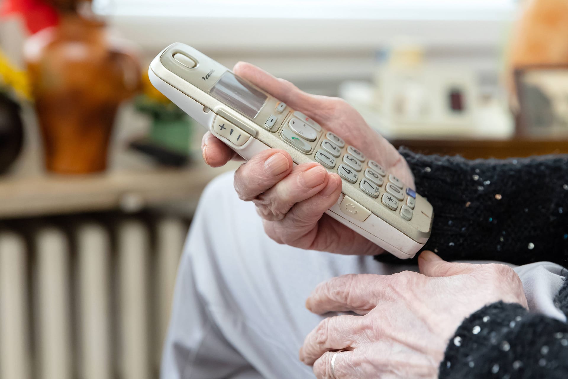 Eine Frau hält ein Telefon (Symbolbild): Der Betrüger gab vor, aus Soltau anzurufen.