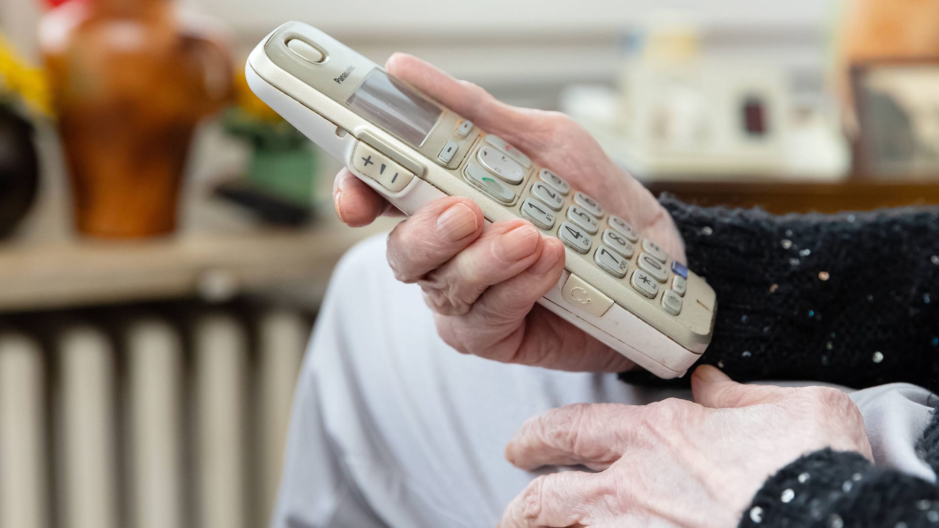 Eine Frau hält ein Telefon (Symbolbild): Der Betrüger gab vor, aus Soltau anzurufen.