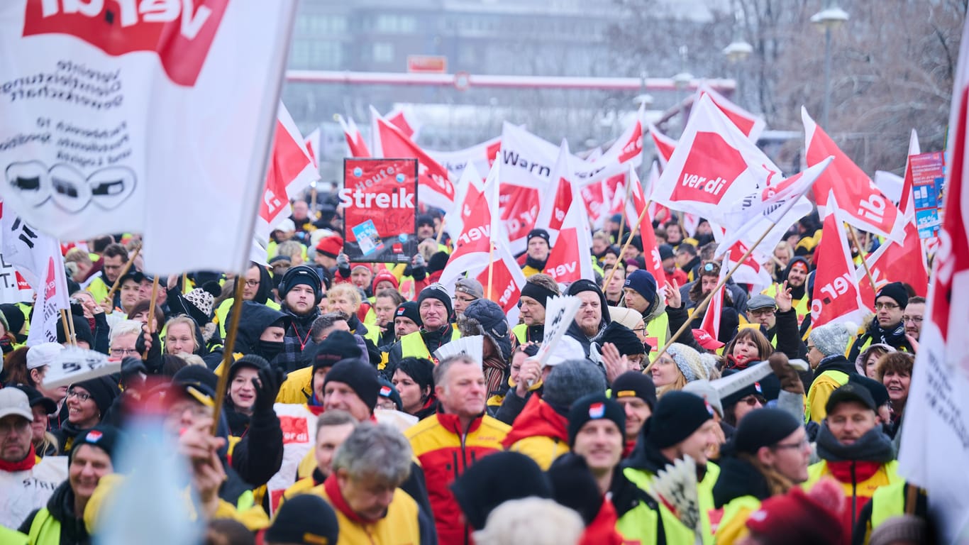 Post-Demo vor der Verdi-Bundeszentrale (Archivbild): Die Gewerkschaft fordert 15 Prozent mehr Lohn für die 160.000 Beschäftigten.