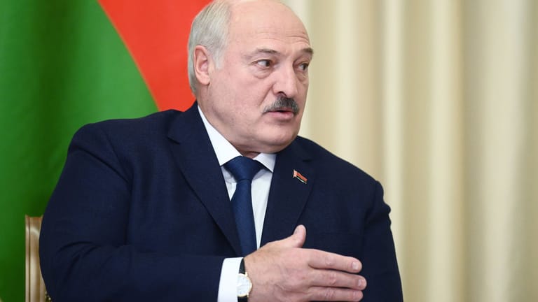Alexander Lukaschenko (l): Moskau plant Berichten zufolge eine Übernahme von Belarus bis 2030.