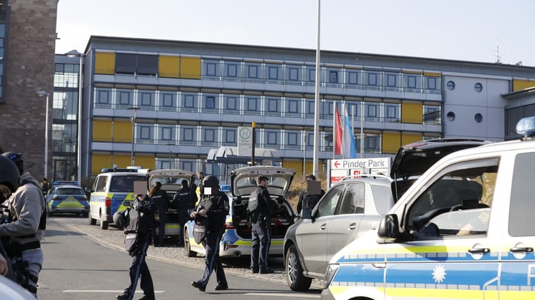 Vor dem Landratsamt in Fürth ist es am Mittwochmittag zu einem Großeinsatz gekommen.