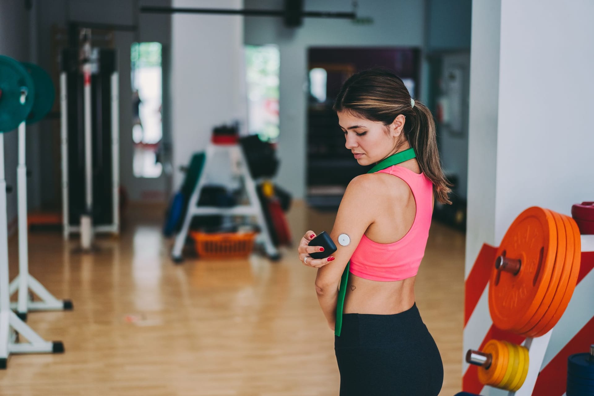 Spezielle Apps helfen Diabetikern, ihre Blutzuckerwerte zu dokumentieren. Gemessen wird über einen kleinen Sensor, der in der Regel am Bauch oder Oberarm unter der Haut sitzt.