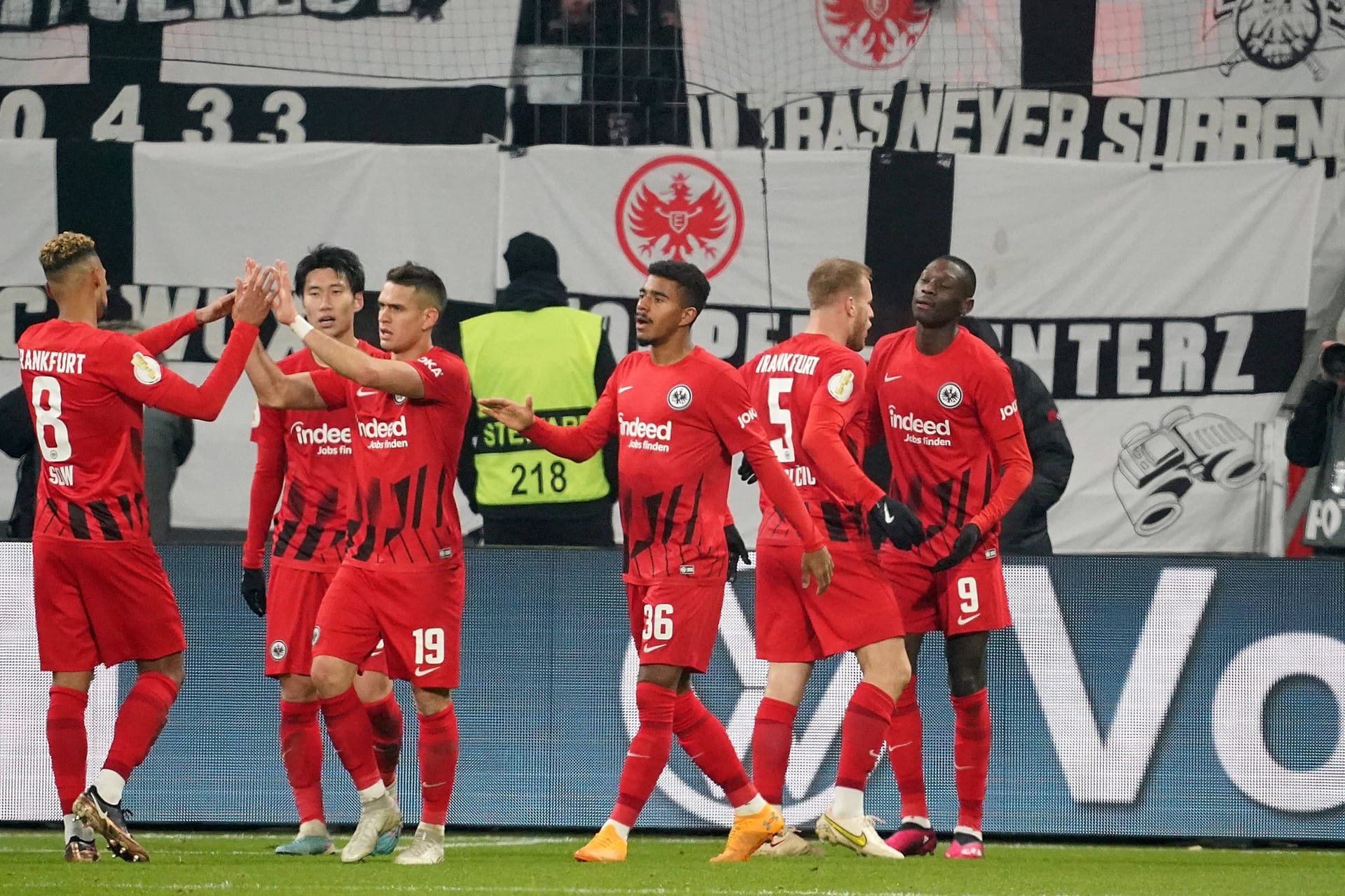 Hier bejubeln die Frankfurter Spieler den Einzug ins DFB-Pokal-Viertelfinale.