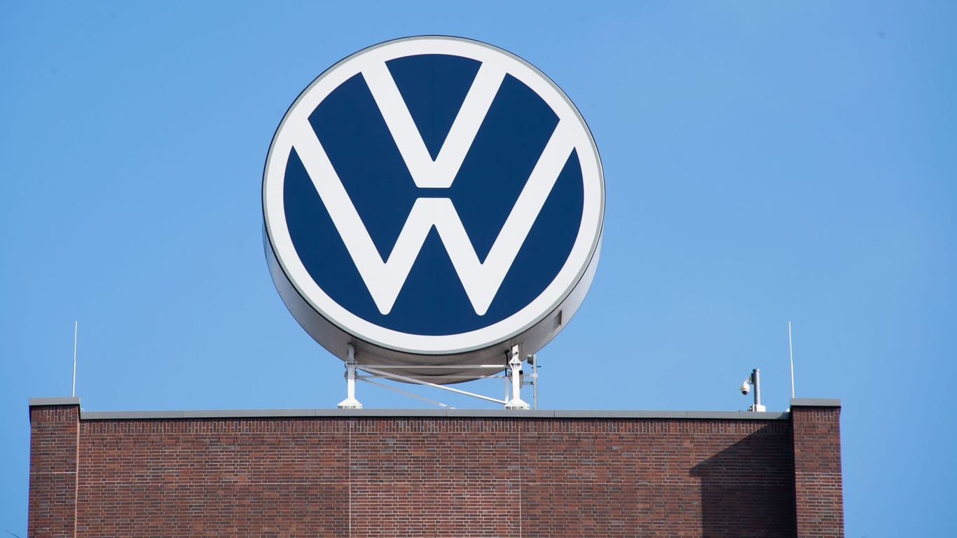 VW-Logo in Wolfsburg (Archiv): Einigen Betriebsräten wird das Gehalt offenbar nahezu halbiert.