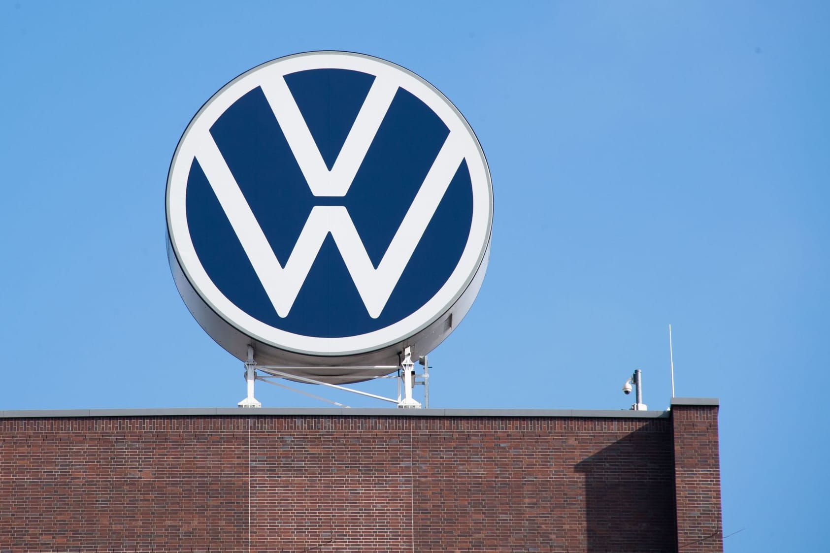 VW-Logo in Wolfsburg (Archiv): Einigen Betriebsräten wird das Gehalt offenbar nahezu halbiert. VW-Logo in Wolfsburg (Archiv): Einigen Betriebsräten wird das Gehalt offenbar nahezu halbiert.