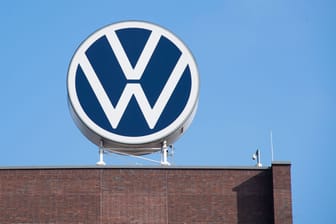 VW-Logo in Wolfsburg (Archiv): Einigen Betriebsräten wird das Gehalt offenbar nahezu halbiert.