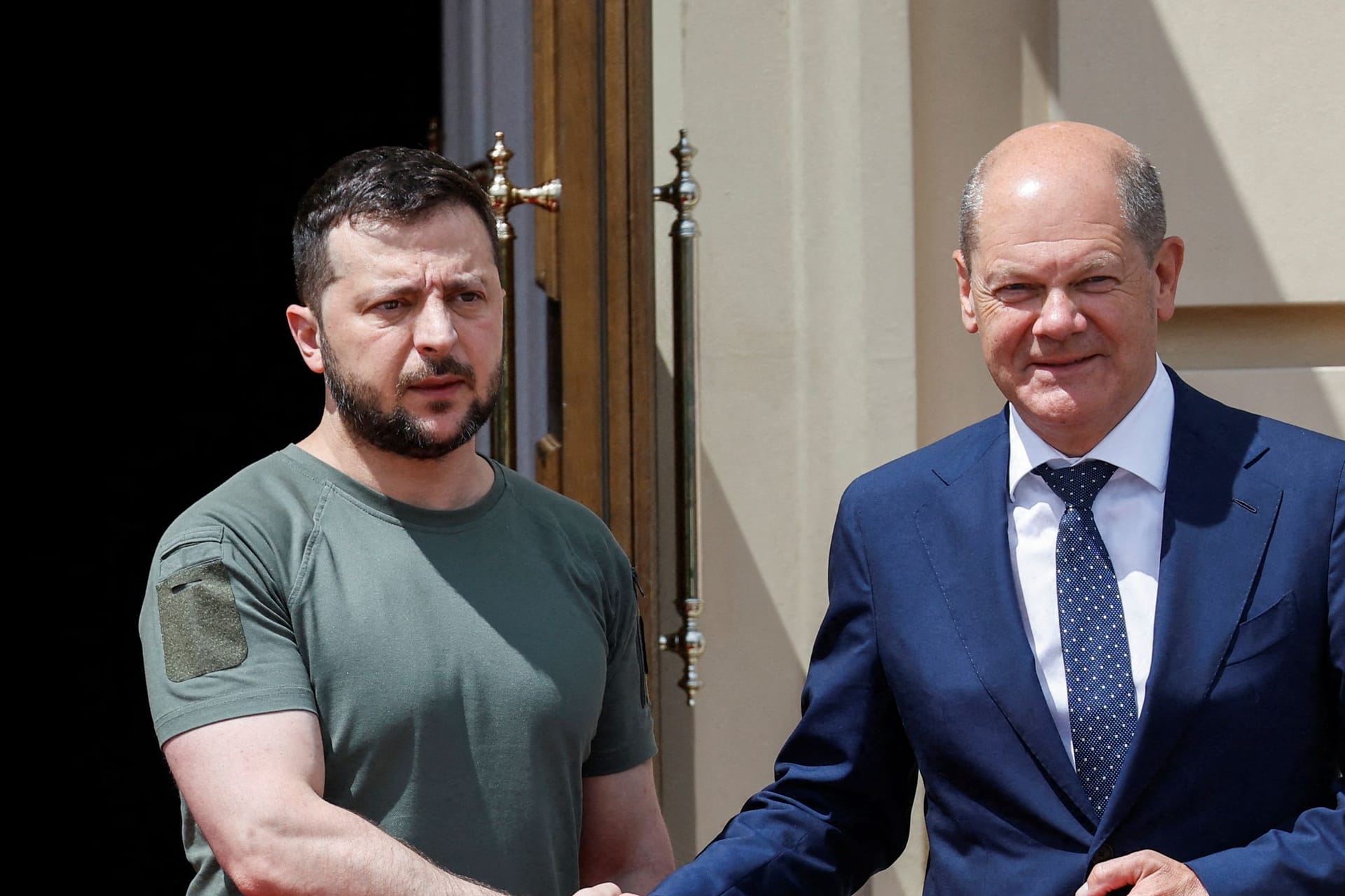 Wolodymyr Selenskyj und Olaf Scholz (Archivbild): "Ich muss Druck machen, der Ukraine zu helfen und ihn ständig überzeugen, dass diese Hilfe nicht für uns ist, sondern für die Europäer".