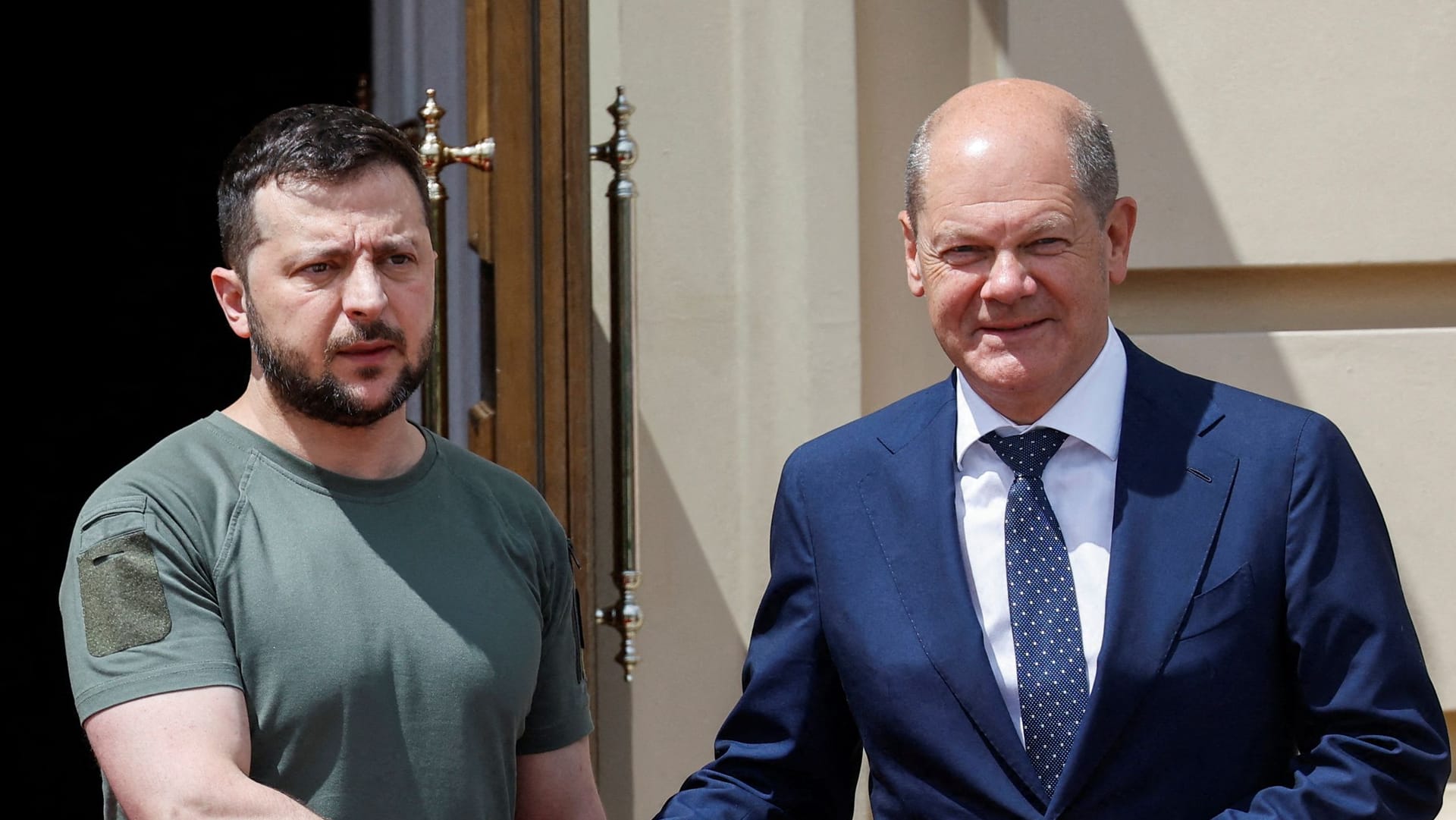 Wolodymyr Selenskyj und Olaf Scholz (Archivbild): "Ich muss Druck machen, der Ukraine zu helfen und ihn ständig überzeugen, dass diese Hilfe nicht für uns ist, sondern für die Europäer".