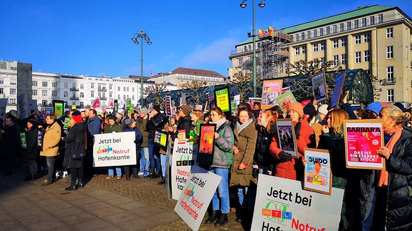 Gruner und Jahr entlässt 700 Mitarbeiter. Am 7. Februar 2023 fand eine Demonstration auf dem Rathausmarkt statt.