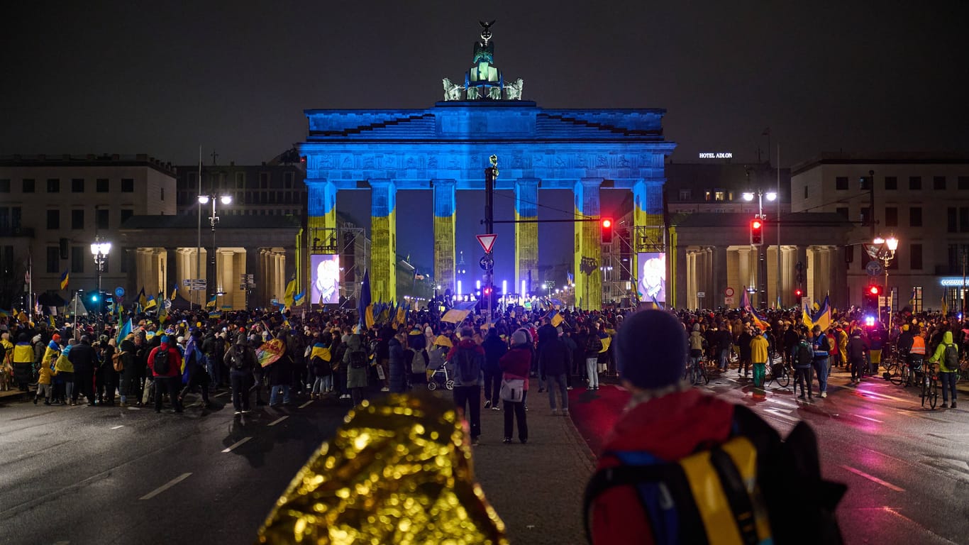 Am Jahrestag des Kriegs in der Ukraine leuchtete das Brandenburger Tor blau-gelb: Heute findet dort eine umstrittene Demonstration statt.