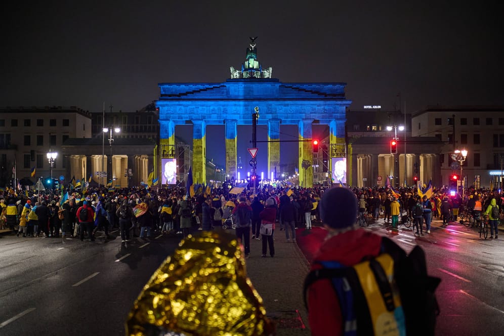 Am Jahrestag des Kriegs in der Ukraine leuchtete das Brandenburger Tor blau-gelb: Heute findet dort eine umstrittene Demonstration statt.