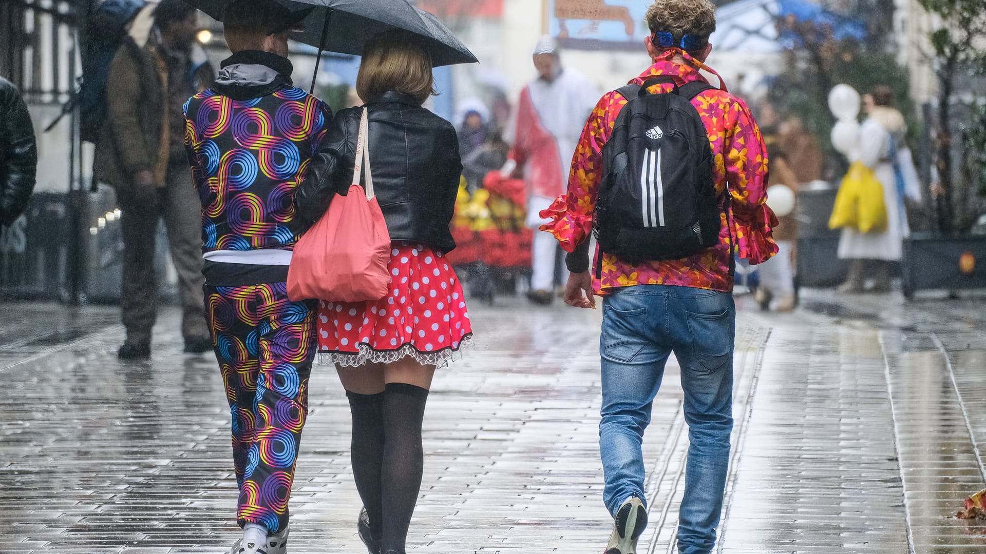 Verkleidete Faschingsfans mit einem Regenschirm (Archivbild): Wie wird das Wetter am Rosenmontag in Hamburg? Verkleidete Faschingsfans mit einem Regenschirm (Archivbild): Wie wird das Wetter am Rosenmontag in Hamburg?