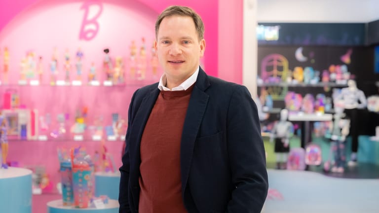 Trischler vor dem Barbie-Regal auf der Nürnberger Spielzeugmesse: Hier stellt Mattel seine neusten Produkte für die kommende Saison vor.