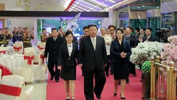 Kim Jong Un betritt mit Frau und Tochter den Saal, in dem die Feierlichkeiten zum Armee-Jubiläum stattfanden.