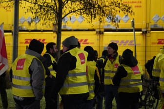 Postmitarbeiter in der Region Hannover legen ihre Arbeit nieder (Archivbild): Die Mitarbeiter fordern mehr Gehalt.