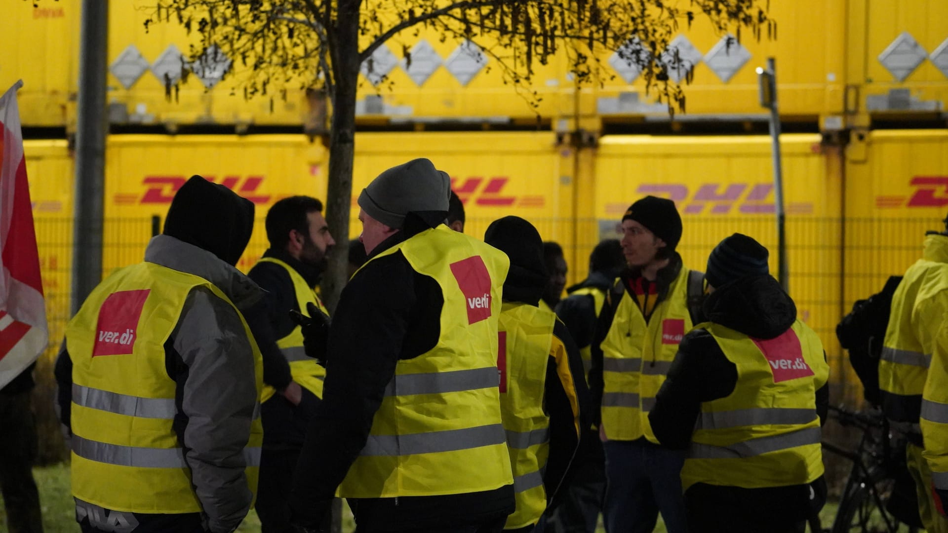 Postmitarbeiter in der Region Hannover legen ihre Arbeit nieder (Archivbild): Die Mitarbeiter fordern mehr Gehalt.