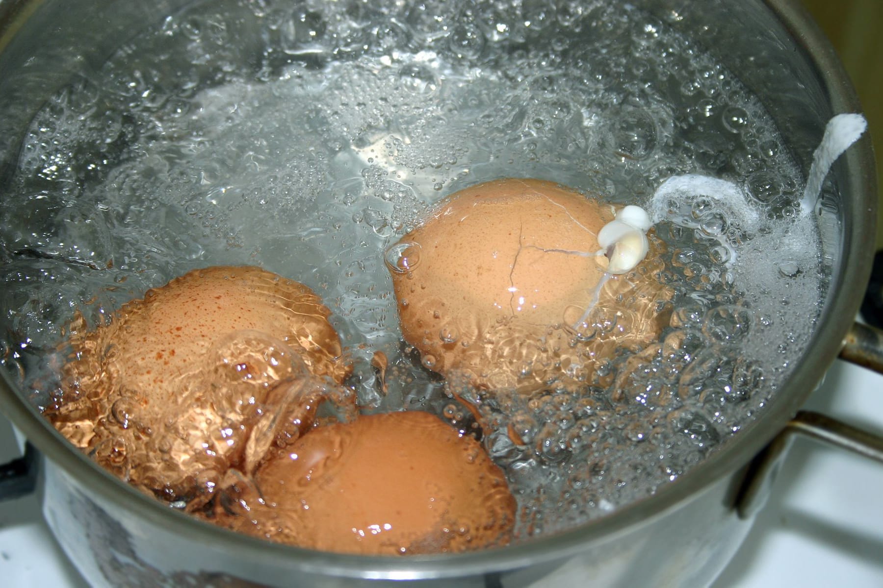 Eier kochen: Wenn die Schale platzt, ist das ärgerlich.