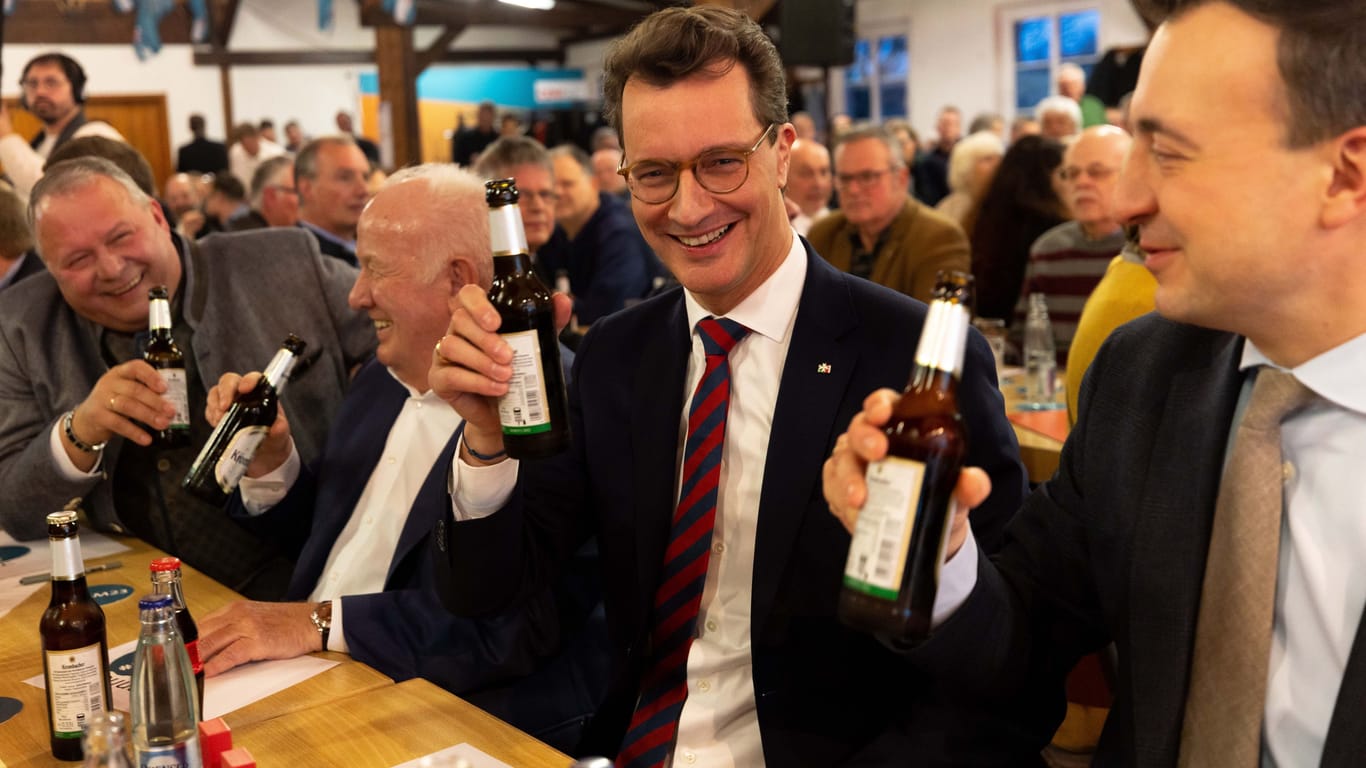 Hendrik Wüst (CDU), Ministerpräsident von Nordrhein-Westfalen, und Paul Ziemiak (CDU), CDU-Generalsekretär, nehmen am Politischen Aschermittwoch der nordrhein-westfälischen CDU in der Schützenhalle teil.