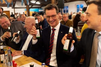 Hendrik Wüst (CDU), Ministerpräsident von Nordrhein-Westfalen, und Paul Ziemiak (CDU), CDU-Generalsekretär, nehmen am Politischen Aschermittwoch der nordrhein-westfälischen CDU in der Schützenhalle teil.