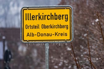 Das Ortsschild von Illerkirchberg: Hier hatte 2019 eine Gruppe Männer eine Jugendliche vergewaltigt.