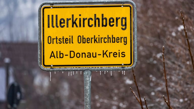 Das Ortsschild von Illerkirchberg: Hier hatte 2019 eine Gruppe Männer eine Jugendliche vergewaltigt.