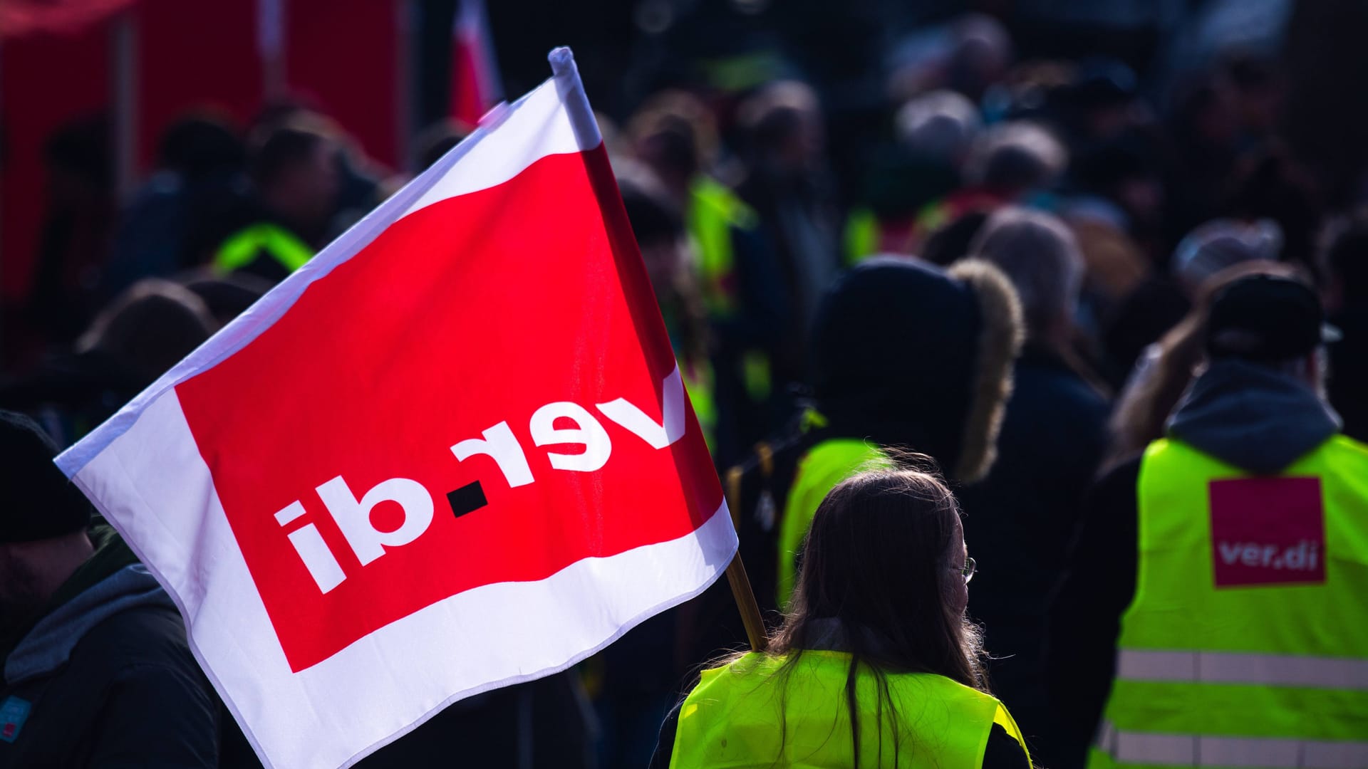 Mitglieder der Gewerkschaft verdi: In Köln werden am 27. Februar unter anderem die KVB und Kitas bestreikt. Mitglieder der Gewerkschaft verdi: In Köln werden am 27. Februar unter anderem die KVB und Kitas bestreikt.