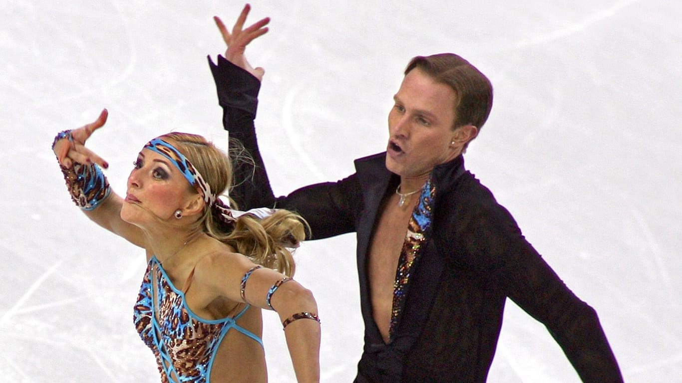 Roman Kostomarow (r.) mit seiner Eispartnerin Tatjana Nawka bei den Olympischen Winterspielen 2006.