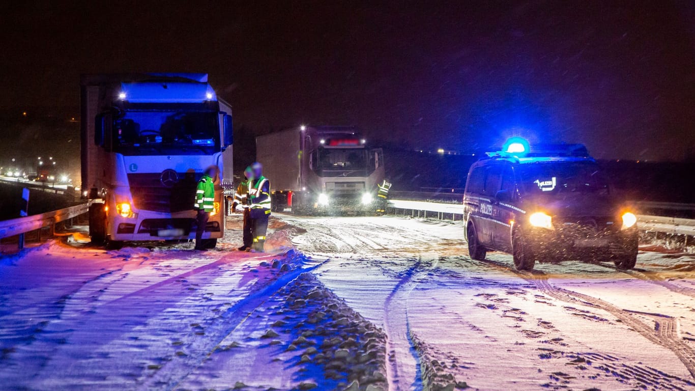 Dichtes Schneetreiben hat am Samstag den Verkehr auf der Autobahn 72 bei Zwickau zeitweise zum Erliegen gebracht.