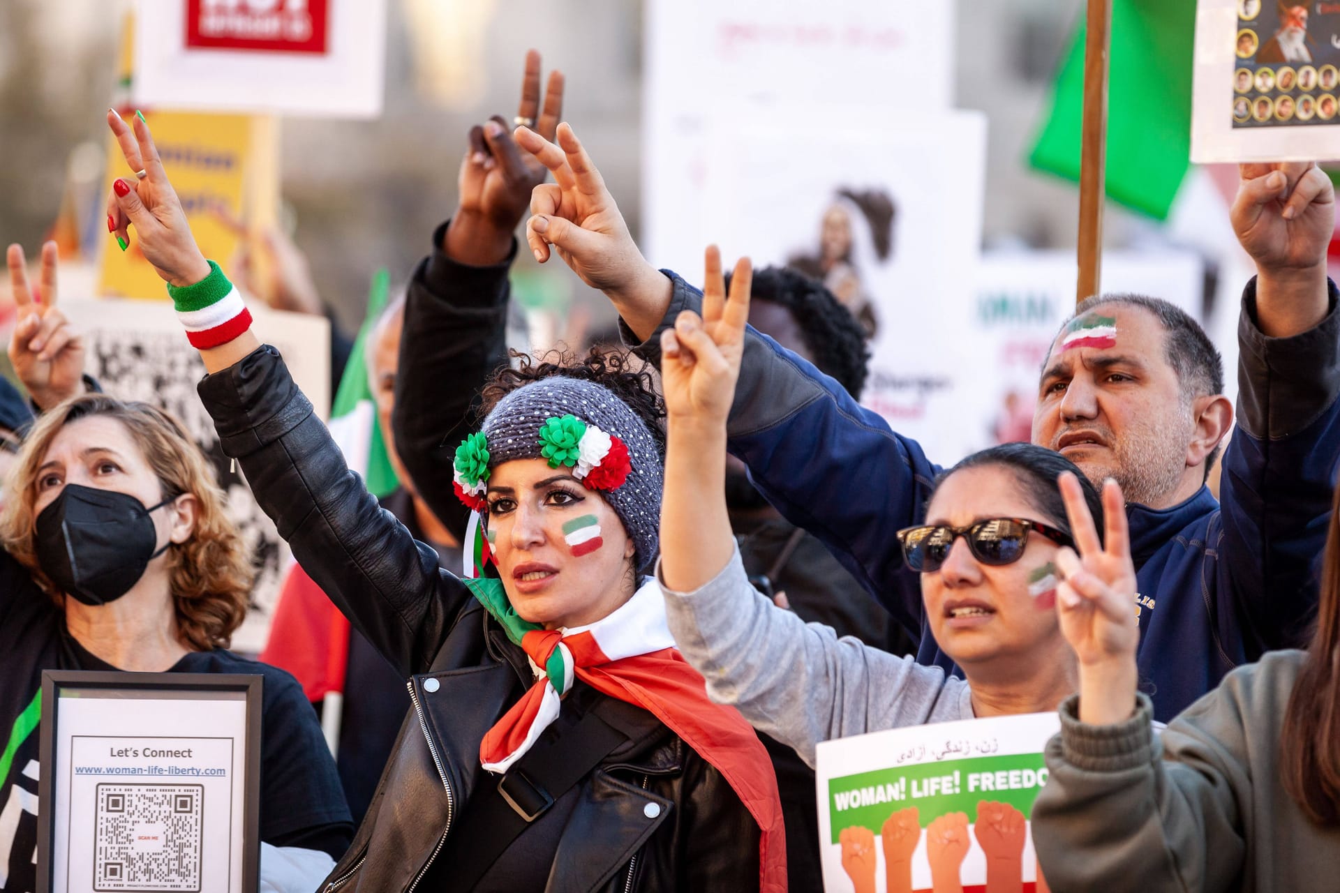 Solidarität mit dem Iran in den USA: Menschen in Washington DC singen gemeinsam den Protestsong "Baraye".