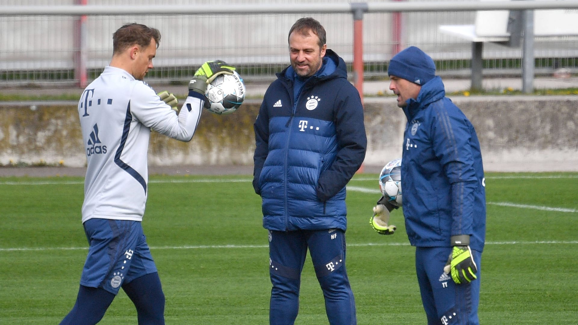 Manuel Neuer (l.), Hansi Flick (m.) und Toni Tapalovic arbeiteten beim FC Bayern eng zusammen.