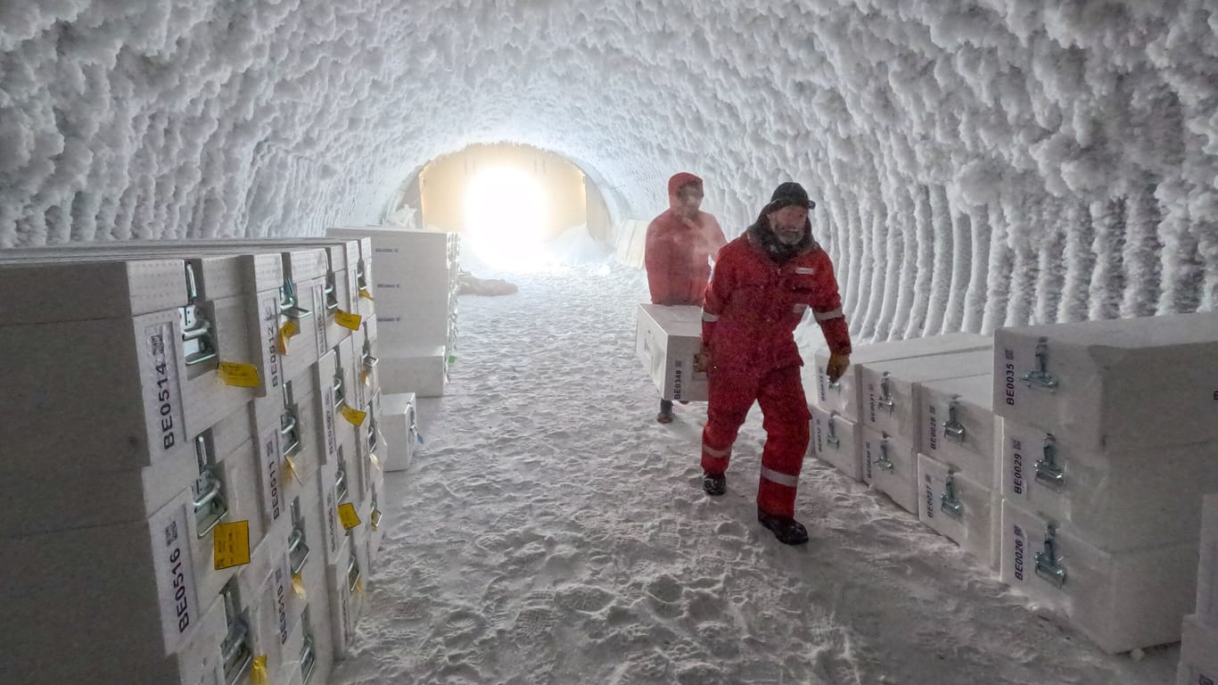 Zehn Meter unter der Erde lagern die Forscher Eiskern – bei Minus 50 Grad Celsius.