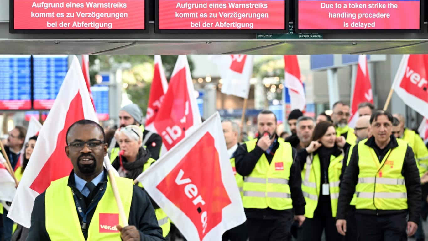 Streikende mit Verdi-Flaggen im Terminal des Flughafens Düsseldorf: Der Ausstand hatte zu Hunderten Ausfällen geführt.
