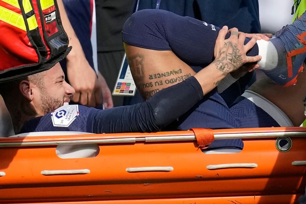 Neymar auf der Trage: Bereits bei der WM hatte sich der Brasilianer am Knöchel verletzt.