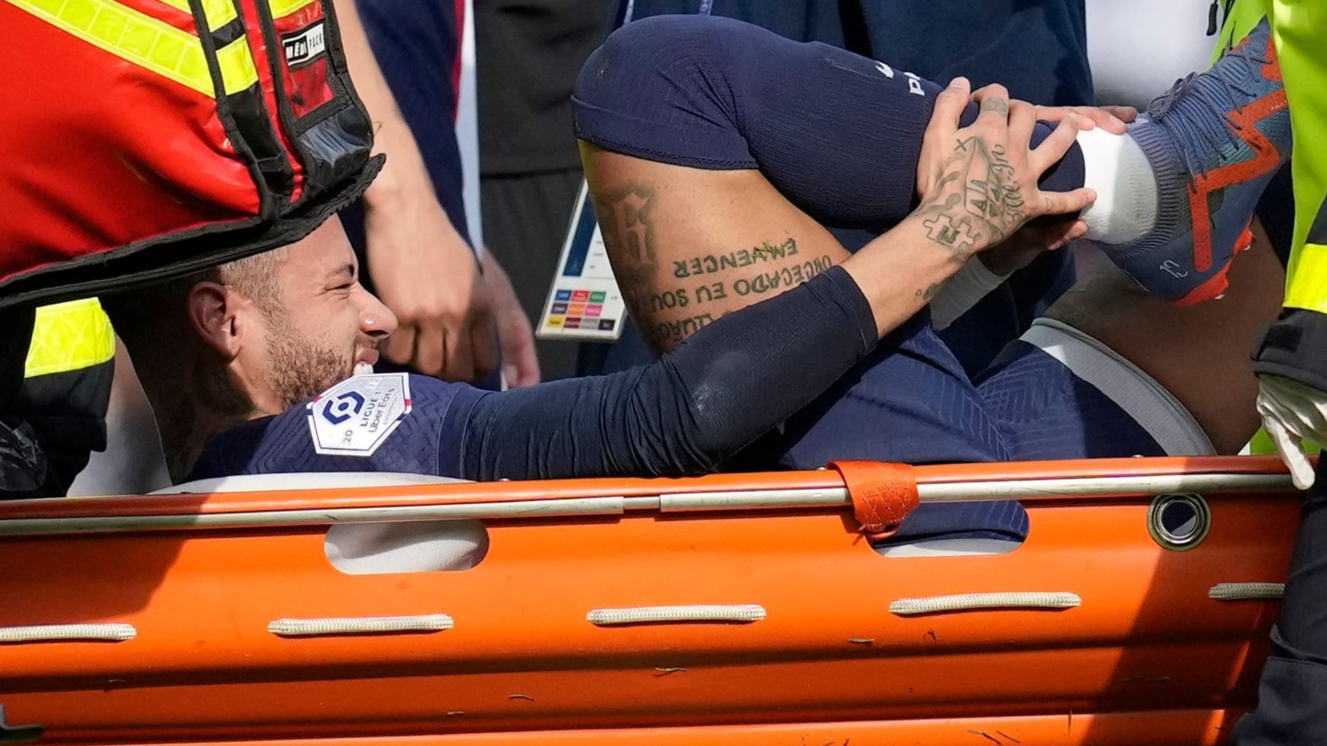 Neymar auf der Trage: Bereits bei der WM hatte sich der Brasilianer am Knöchel verletzt. Neymar auf der Trage: Bereits bei der WM hatte sich der Brasilianer am Knöchel verletzt.