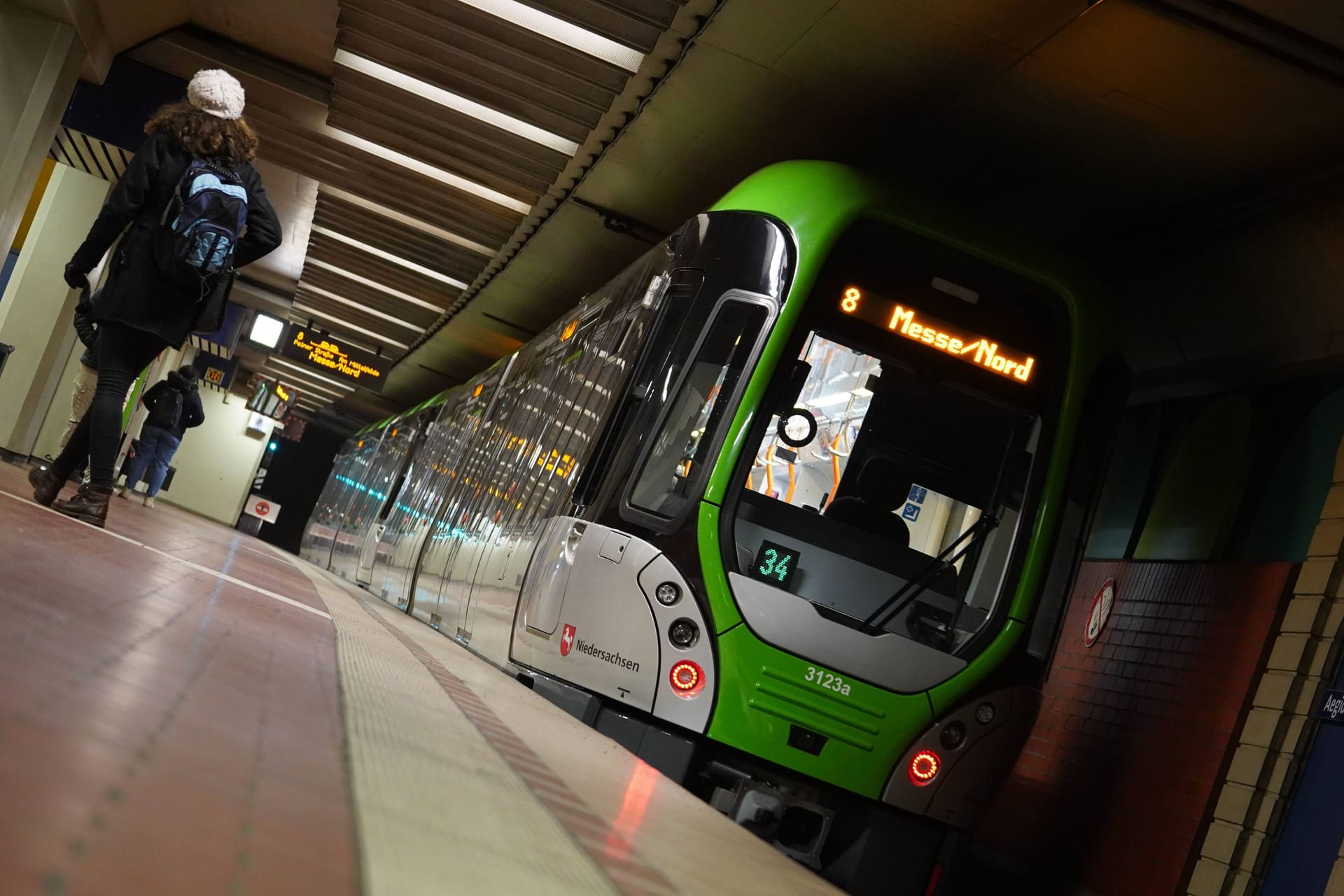 Eine Stadtbahn fährt an einer Haltestelle ein (Archivbild): Wie fühlt sich die neue Freiheit an?