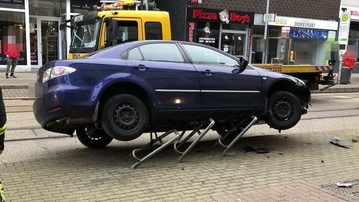 Unfall in Gelsenkirchen: Das Auto wurde von der Bahn auf die Fahrradständer geschoben.