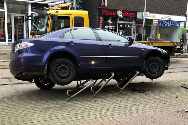 Unfall in Gelsenkirchen: Das Auto wurde von der Bahn auf die Fahrradständer geschoben.