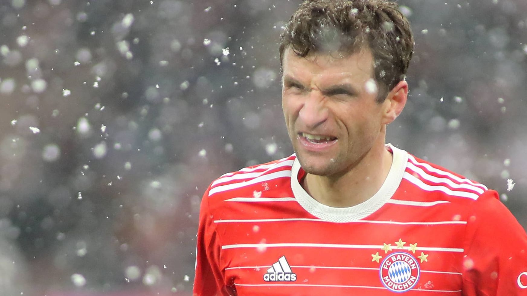 Voller Einsatz: Thomas Müller im Schneegestöber von München während des Topspiels gegen Union Berlin.