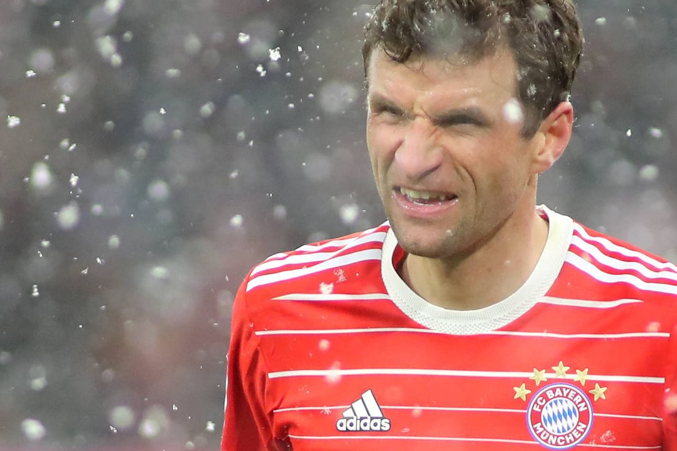 Voller Einsatz: Thomas Müller im Schneegestöber von München während des Topspiels gegen Union Berlin.