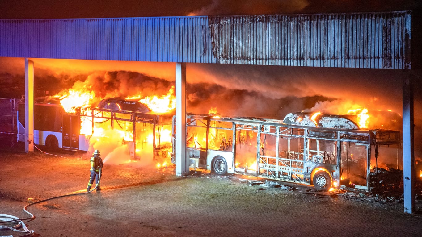 Die Feuerwehr kämpft gegen die Flammen: Viele Fahrzeuge wurden zerstört.