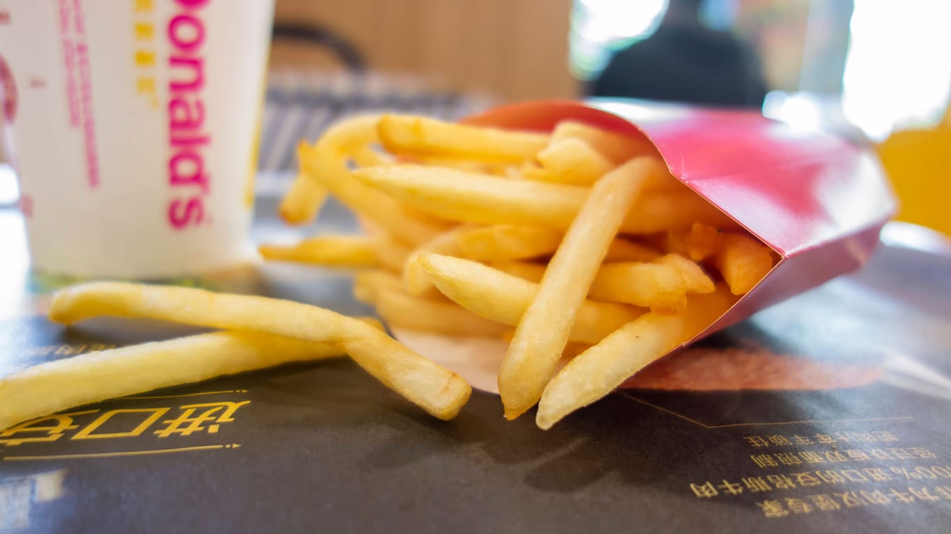 Pommes in einer chinesischen McDonalds-Filiale: Fastfood- und Einwegverpackungen sind vielfach mit PFAS behandelt - zwingend nötig ist das wohl aber nicht.