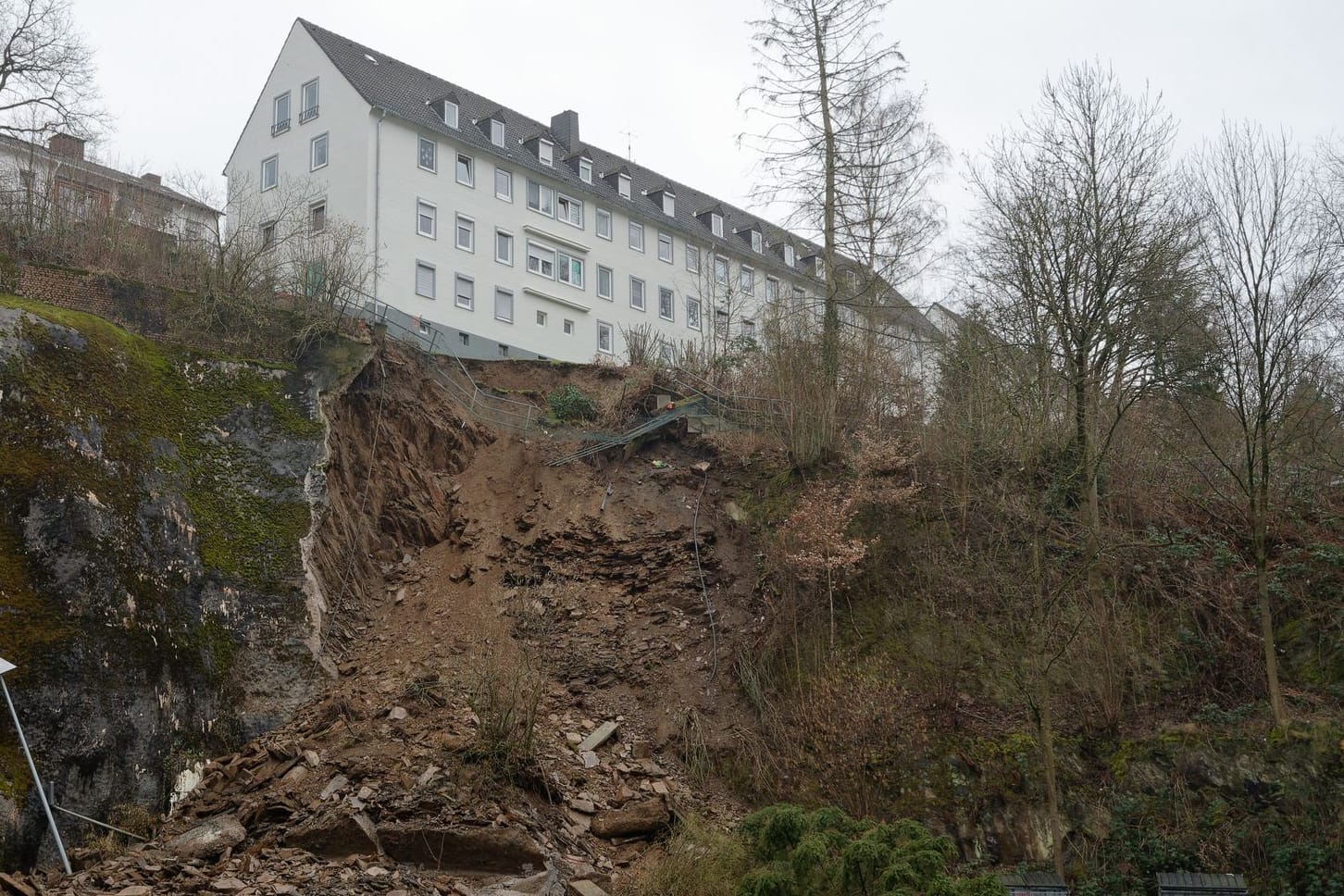 Siegen (Nordrhein-Westfalen): Wegen eines Hangrutsches haben Einsatzkräfte der Polizei und Feuerwehr mehrere Wohnungen evakuiert.