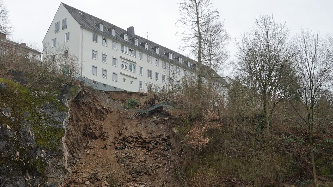 Siegen (Nordrhein-Westfalen): Wegen eines Hangrutsches haben Einsatzkräfte der Polizei und Feuerwehr mehrere Wohnungen evakuiert.