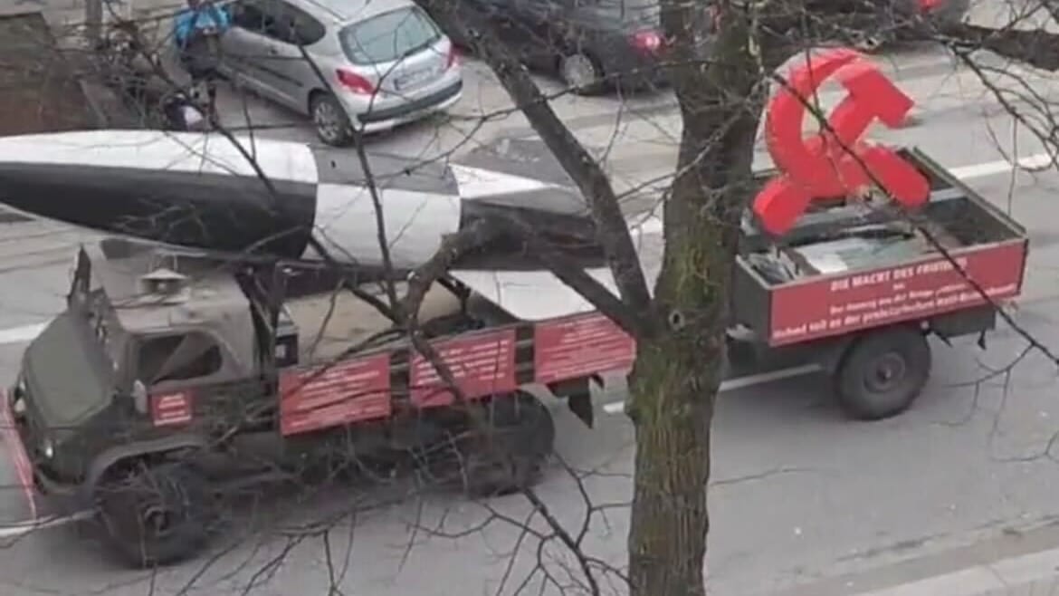 Hammer, Sichel und eine V2-Rakete: In Hamburg wurden kommunistische Symbole und eine Waffe aus dem Dritten Reich miteinander kombiniert. Hammer, Sichel und eine V2-Rakete: In Hamburg wurden kommunistische Symbole und eine Waffe aus dem Dritten Reich miteinander kombiniert.