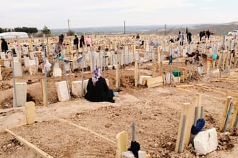 Hinterbliebene auf einem Friedhof in der Türkei: Die türkische Ärztekammer zweifelt an den offiziellen Todeszahlen des Erdbebens.