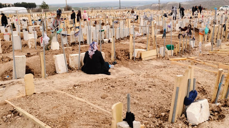 Hinterbliebene auf einem Friedhof in der Türkei: Die türkische Ärztekammer zweifelt an den offiziellen Todeszahlen des Erdbebens.