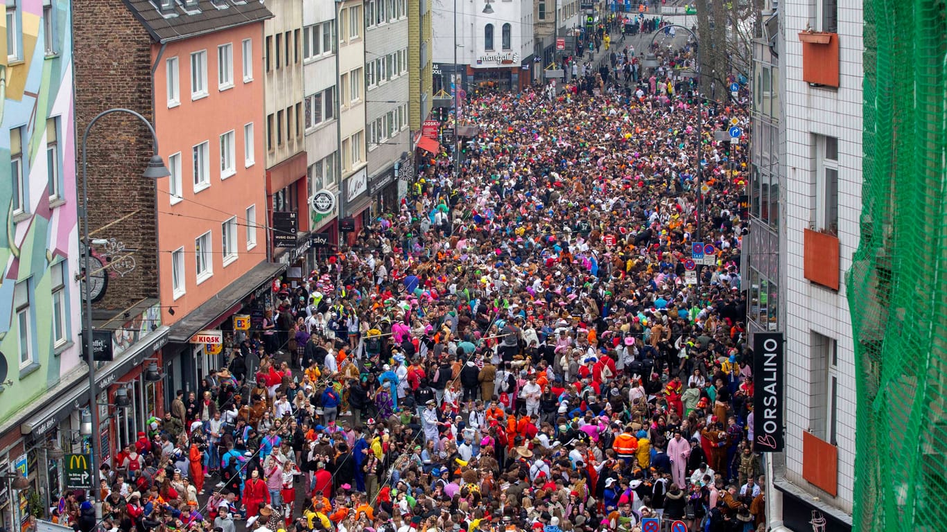 Junge Karnevalisten feiern Weiberfastnacht auf der Zülpicher Straße in Köln: Das Sicherheitskonzept der Stadt ging nach eigenen Angaben auf.