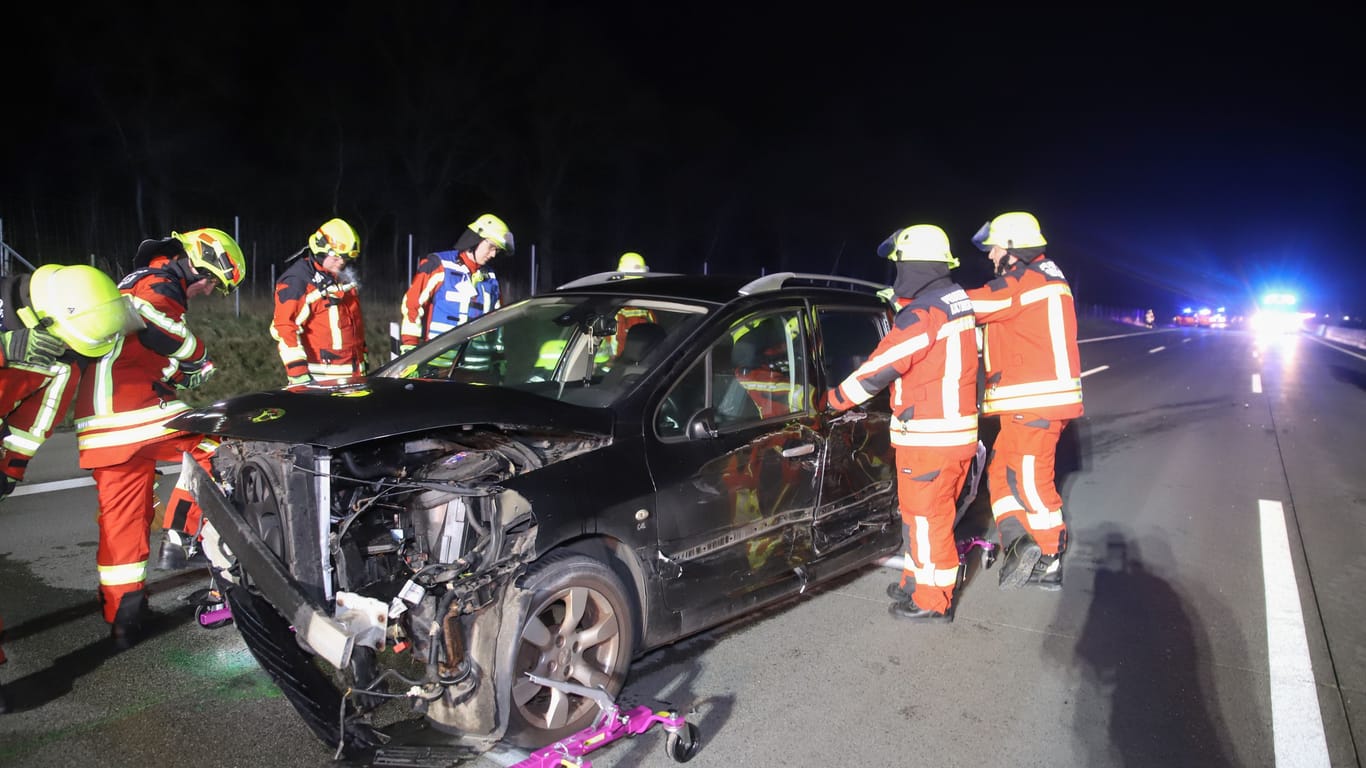 Ein Fahrzeug wurde bei einem Unfall auf der A7 schwer beschädigt: Zwei Personen wurden verletzt.
